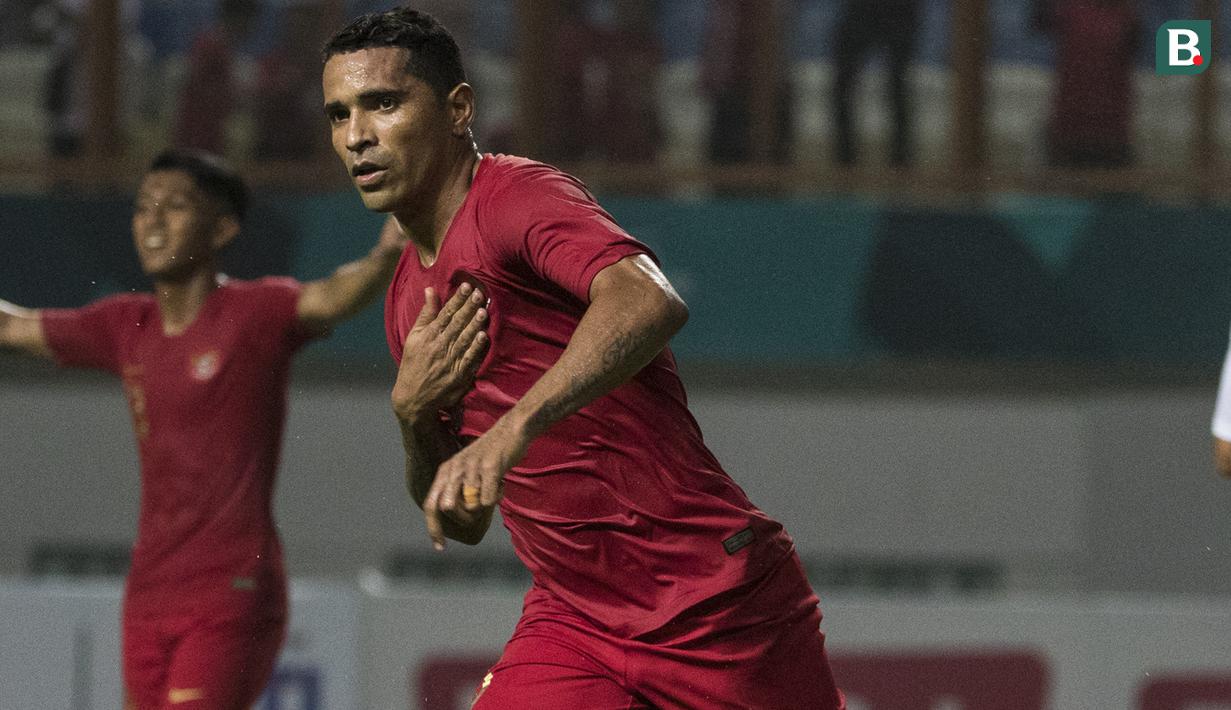 Striker Timnas Indonesia, Beto Goncalves, merayakan gol yang dicetaknya ke gawang Hongkong pada laga persahabatan di Stadion Wibawa Mukti, Jakarta, Selasa (16/10). Kedua negara bermain imbang 1-1. (Bola.com/Vitalis Yogi Trisna)