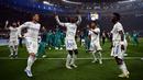 Pemain Real Madrid Lucas Vazquez (kiri), Angola Eduardo Camavinga (kedua dari kiri), Vinicius Junior (kanan), dan Rodrygo Goes (kedua dari kanan) merayakan kemenangan mereka pada pertandingan final Liga Champions usai mengalahkan Liverpool di Stade de France, Saint-Denis, Prancis, 28 Mei 2022. Real Madrid mengalahkan Liverpool 1-0. (Anne-Christine POUJOULAT/AFP)
