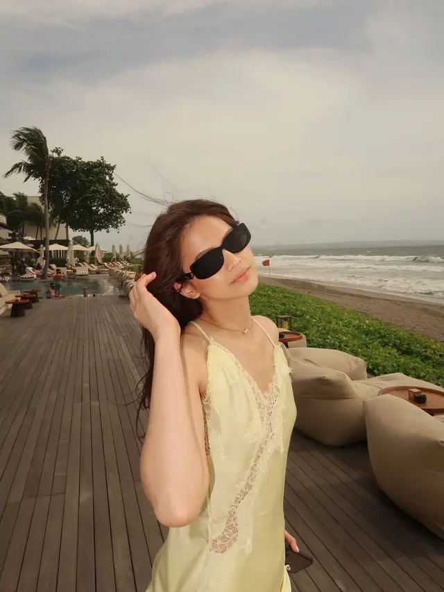 Potret Artis Pilih Liburan di Pantai Bali Akhir Tahun 2025