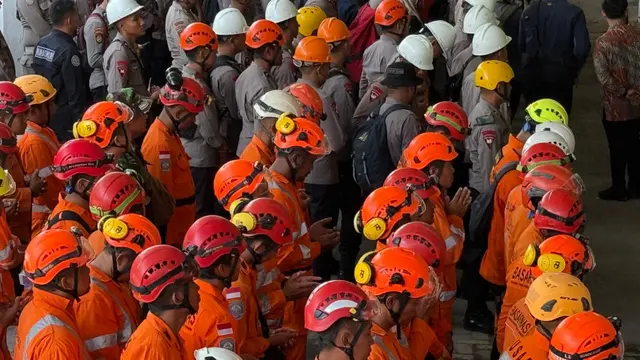 Petugas melakukan pembersihan puing reruntuhan gedung musala Pondok Pesantren Al Khoziny. Foto BNPB