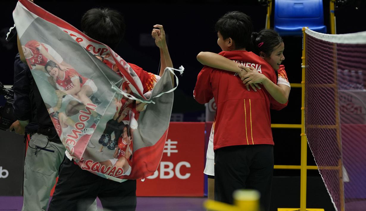 Selebrasi kemenangan tunggal putri Indonesia, Komang Ayu Cahya Dewi (kanan) bersama rekan setim usai mengalahkan wakil Korea Selatan, Kim Min-sun lewat laga tiga gim (17-21, 21-16 dan 21-19) untuk memastikan kemenangan 3-2 tim Uber Indonesia atas Korea Selatan di Hi-Tech Zone Sports Centre Gymnasium, Chengdu, China, Sabtu (4/5/2024). (AP Photo/Ng Han Guan)