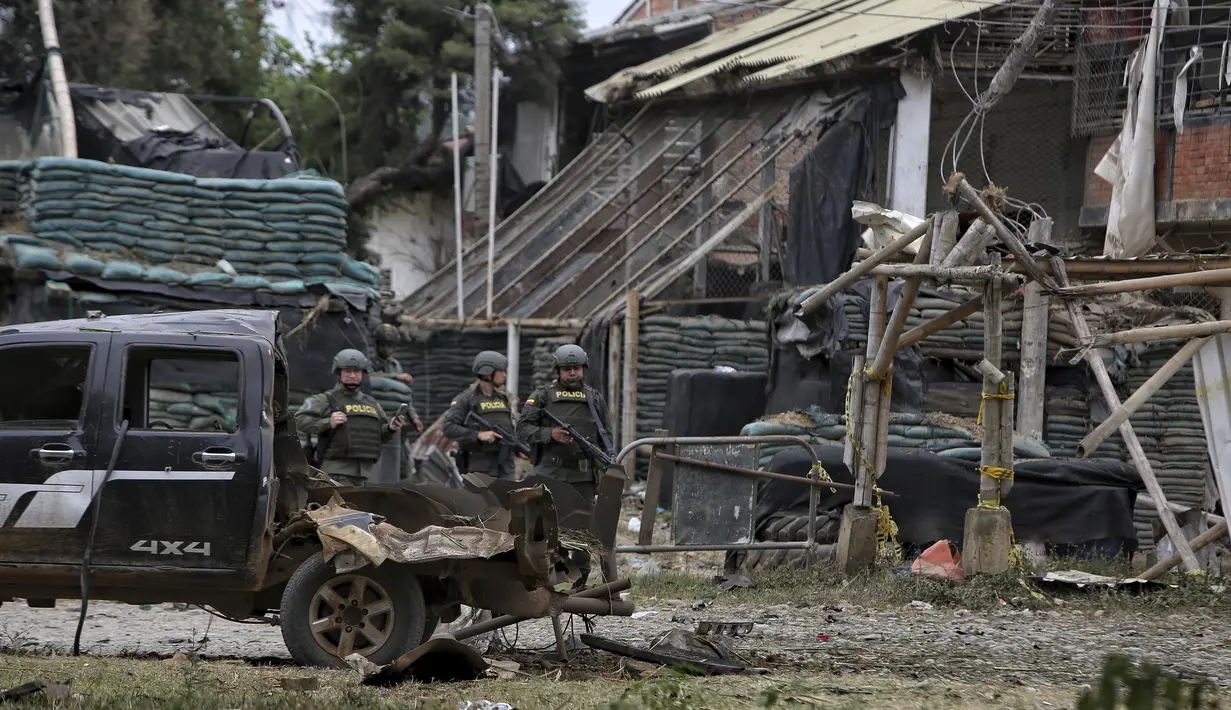 Polisi menjaga ketat lokasi kejadian usai tragedi ledakan bom.  (AP Photo/Andres Quintero)
