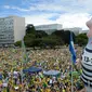 Kubu oposisi membawa balon raksasa dalam unjuk rasa menuntut pengunduran diri Presiden Dilma Rousseff di Esplanada dos Ministerios, Brasil, Minggu (13/3). (Andressa Anholete / AFP)