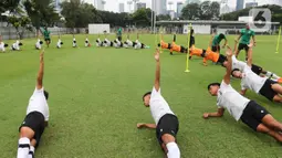 Para pemain Timnas Indonesia U-22 melakukan pemanasan selama sesi latihan tim di Lapangan A Senayan, Jakarta, Kamis (2/3/2023). Meski belum diikuti oleh semua pemain, Indra Sjafri mengatakan bahwa kondisi pemain yang menjalani TC ini bagus. (Liputan6.com/Herman Zakharia)