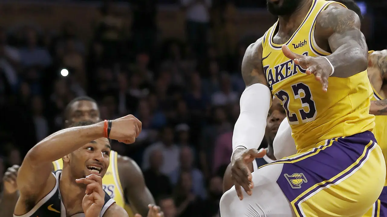 Aksi LeBron James saat Lakers kalahkan Nuggets pada laga NBA
