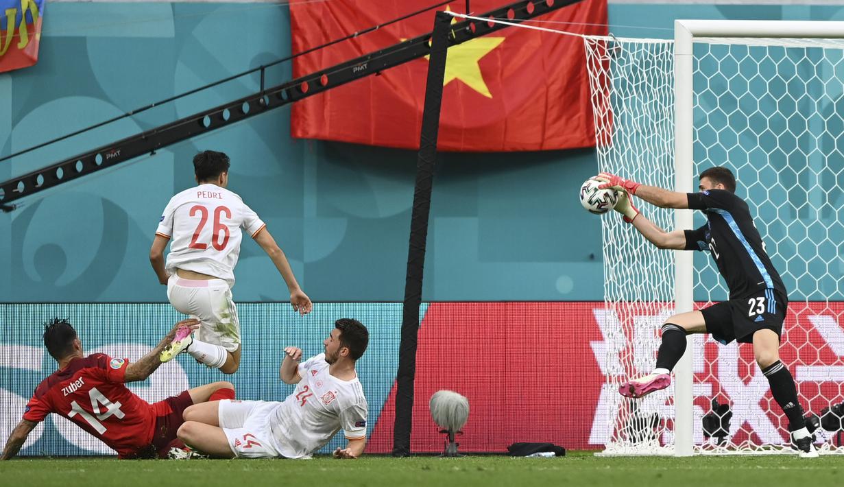 Swiss terlihat lebih banyak menekan di awal babak kedua. Pada menit ke-65 Steven Zuber (kiri) melesatkan bola dari dalam kotak pinalti berkat kerja sama dengan Ruben Vargas. Namun peluang emas ini mampu dihalau oleh Unai Simon. (Foto: AP/Pool/Kirill Kudryavtsev)