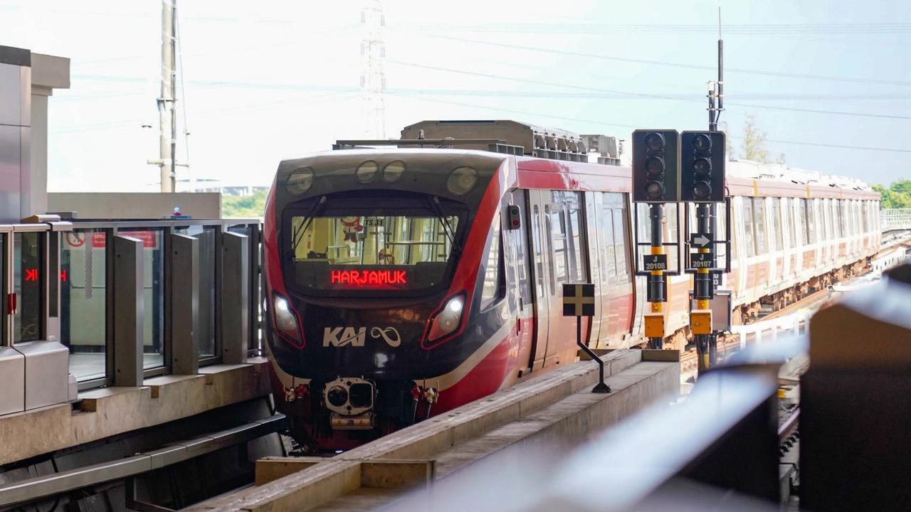 FOTO: LRT Jabodebek Tambah Frekuensi Perjalanan Saat Jam Sibuk Pagi