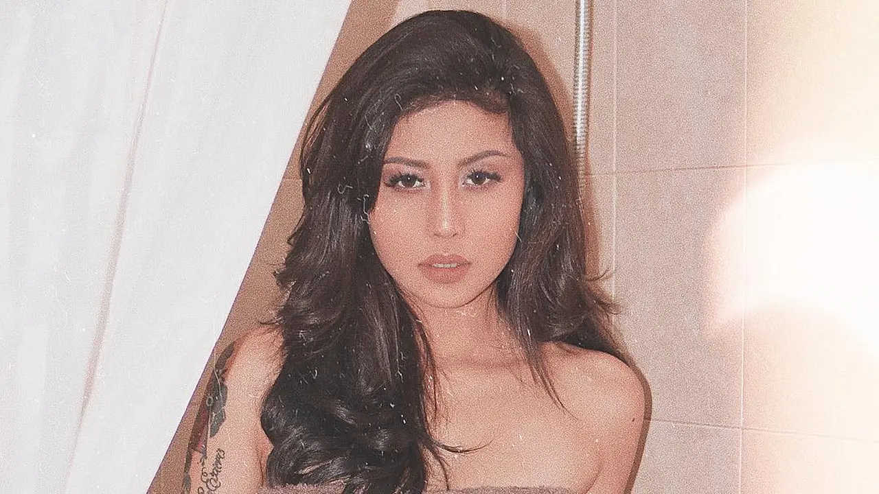 [Bintang] Selalu Bikin Sensasi! 5 Gaya Seksi Awkarin dengan Atasan Gemesin