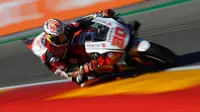 Pembalap LCR Honda, Takaaki Nakagami, berhasil merebut pole pada MotoGP Teruel 2020. (AFP/Pierre-Philippe Marcou)