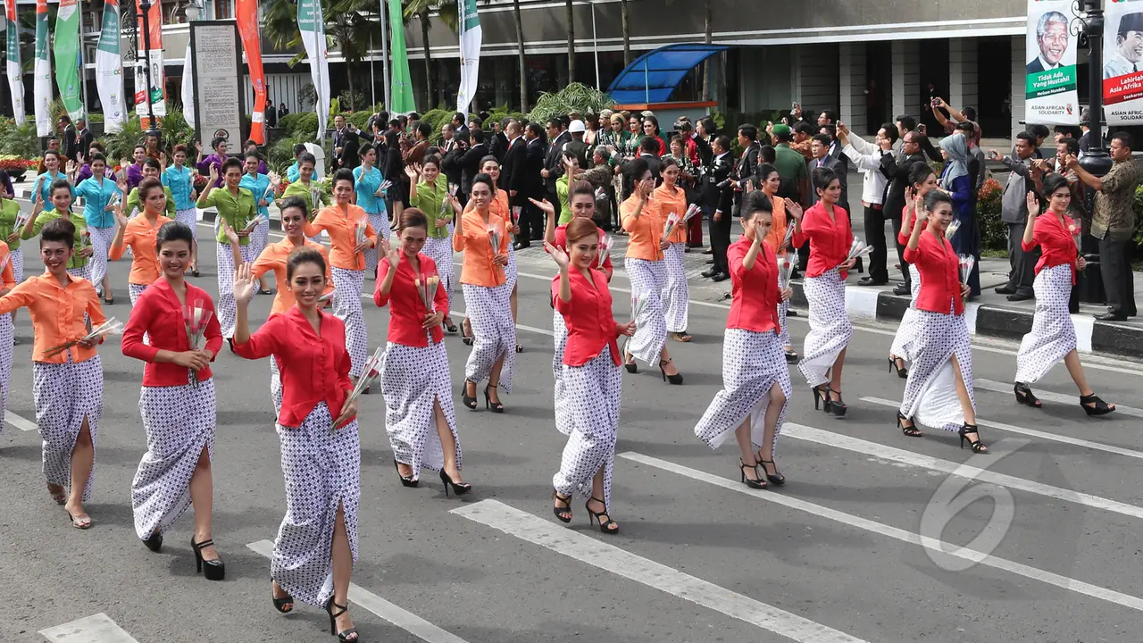Kemeriahan Parade Historical Walk pada Puncak KAA di Bandung