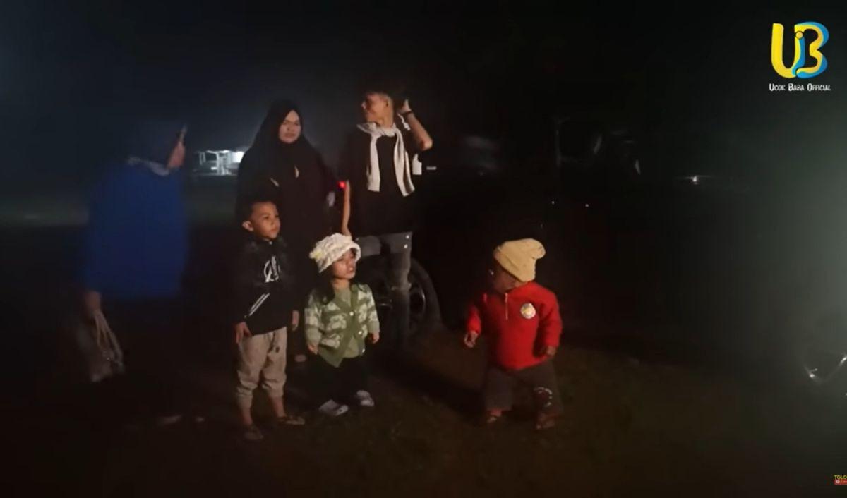 Ucok Baba bersama keluarga kemudian tiba di lokasi kemping. Anak-anak Ucok Baba yang baru kembali kemping awalnya tampak takut karena lokasinya gelap.