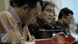 Plt Ketua KPU Hadar Nafis Gumay memberi pemaparan saat Uji Publik Pilkada Serentak 2017 di Jakarta, Senin (18/7). Dalam uji Publik tersebut, KPU memaparkan Isu Strategis Perubahan Peraturan KPU jelang Pilkada Serentak 2017. (Liputan6.com/Johan Tallo)