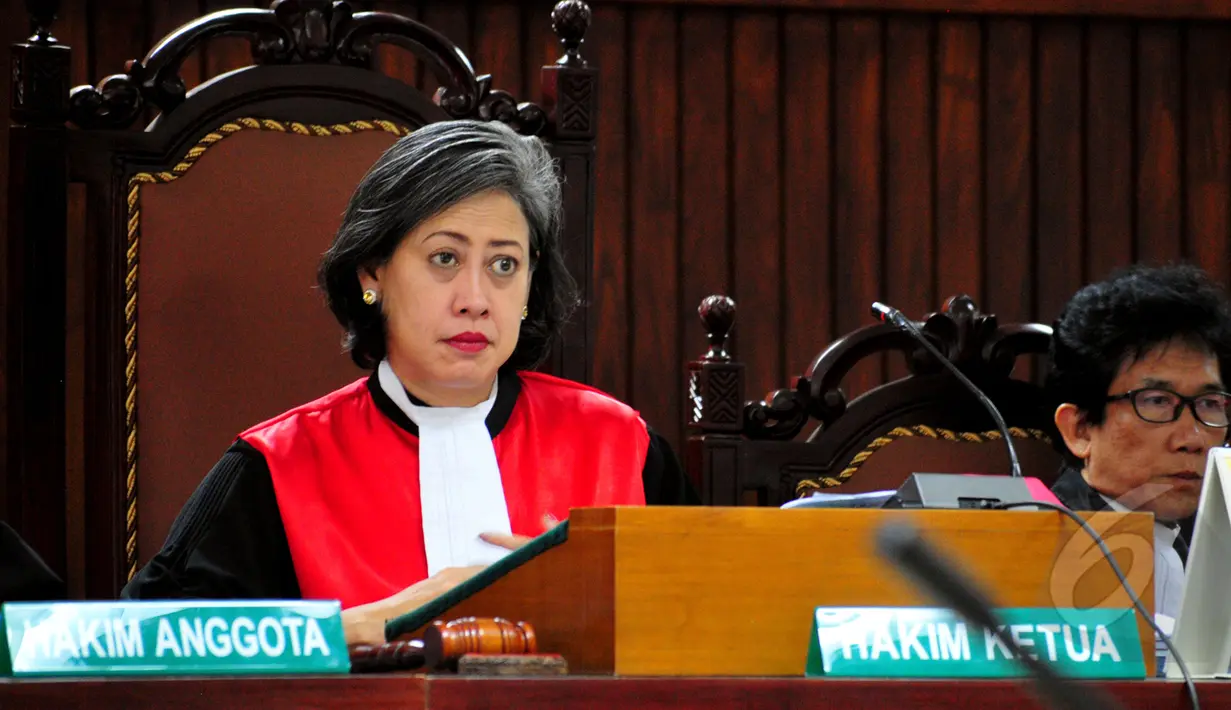 Ketua Majelis Hakim Artha Theresia marah kepada Udar Pristono yang terlambat datang di ruang sidang di Pengadilan Tipikor, Jakarta, Senin (20/4/2015). Hakim Artha bertambah marah saat Udar tak membawa salinan  nota keberatan. (Liputan6.com/Yoppy Renato)