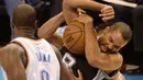 Pebasket San Antonio Spurs, Tony Parker (9) dilanggar para pemain OKC Thunder pada lanjutan NBA Playoffs game ke-6 semifinal wilayah barat di Chesapeake Energy Arena,Oklahoma City, (12/5/2016). (Mark D. Smith-USA TODAY Sports)