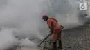 Petugas melakukan pengasapan (fogging) ke bagian selokan kawasan rumah warga, Pesanggrahan, Jakarta, Kamis (6/10/2022). Nyamuk Aedes Aegypti menjadi penyebab penyakit Demam Berdarah Dengue (DBD). (Liputan6.com/Johan Tallo)