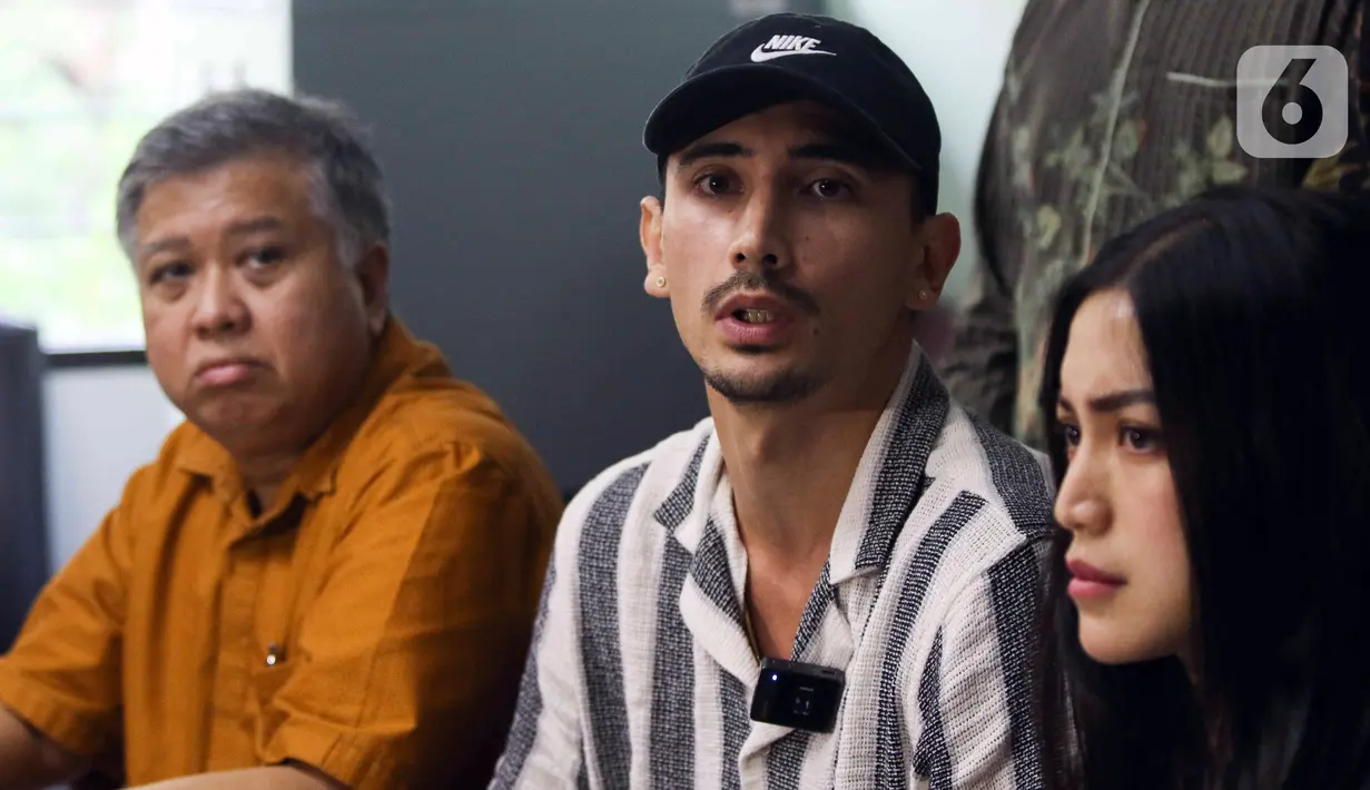 Aktris Jessica Iskandar (kanan) dan Vincent Verhaag saat konferensi pers terkait kasus penipuan dan penggelapan investasi mobil di kawasan Menteng, Jakarta, Kamis (14/7/2022). Pasangan Jessica Iskandar dan Vincent Verhaag menjadi korban penipuan atas kasus penyewaan mobil di Bali dengan pelaku Christoper Stefanus Budianto atau Steven dan mengalami kerugian sebesar hampir Rp 10 milliar dan 11 mobil mewah. (Liputan6.com/Herman Zakharia)