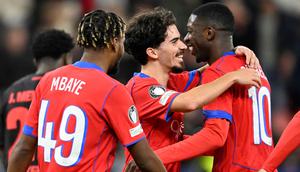 Jelang akhir laga, lewat gol ketujuh PSG tercipta di menit ke-90 lewat aksi Vitinha yang sekaligus menutup pesta PSG di markas Bayer Leverkusen. (INA FASSBENDER/AFP)