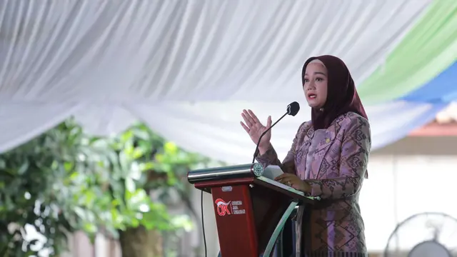 Anggota Dewan Komisioner OJK Bidang Edukasi dan Perlindungan Konsumen, Friderica Widyasari Dewi dalam Perayaan Hari Santri Nasional. (Dok OJK)