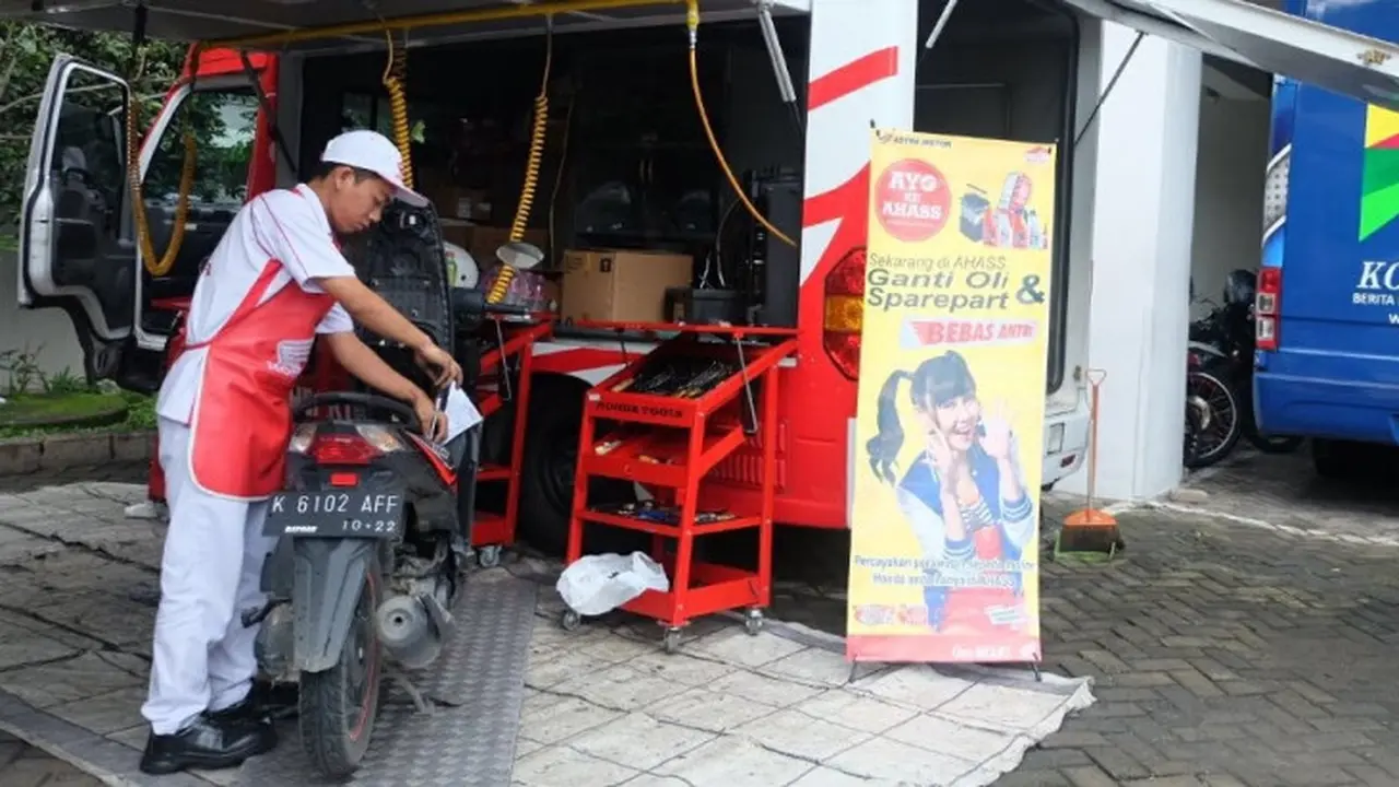 Servis sepeda motor Honda gratis.