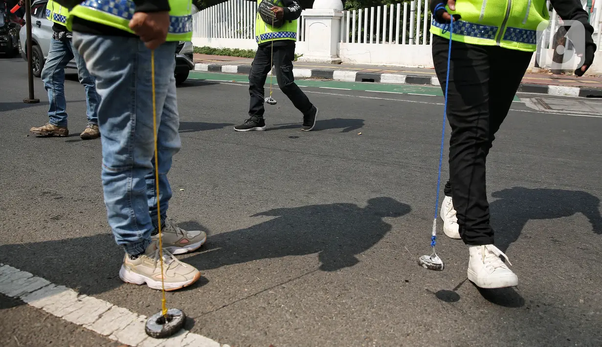 Penyisiran dilakukan di sepanjang rute yang akan dilewati Pemimpin Gereja Katolik Dunia Paus Fransiskus. (Liputan6.com/Angga Yuniar)