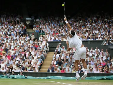 Petenis Swiss, Roger Federer saat bertanding melawan Marin Cilic dari Kroasia pada pertandingan final tunggal putra Kejuaraan Wimbledon 2017 di The All England Lawn Tennis Club, Wimbledon, London. (16/07). (AFP Photo / Daniel Leal-Olivas)