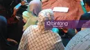 Jenazah Jupe yang ditutupi kain batik itu dikelilingi para pelayat yang sedang melantunkan doa dan ayat suci Al Quran. Adik dan ibunda Jupe pun tak henti menemani di sisi Julia Perez. (Nurwahyunan/Bintang.com)