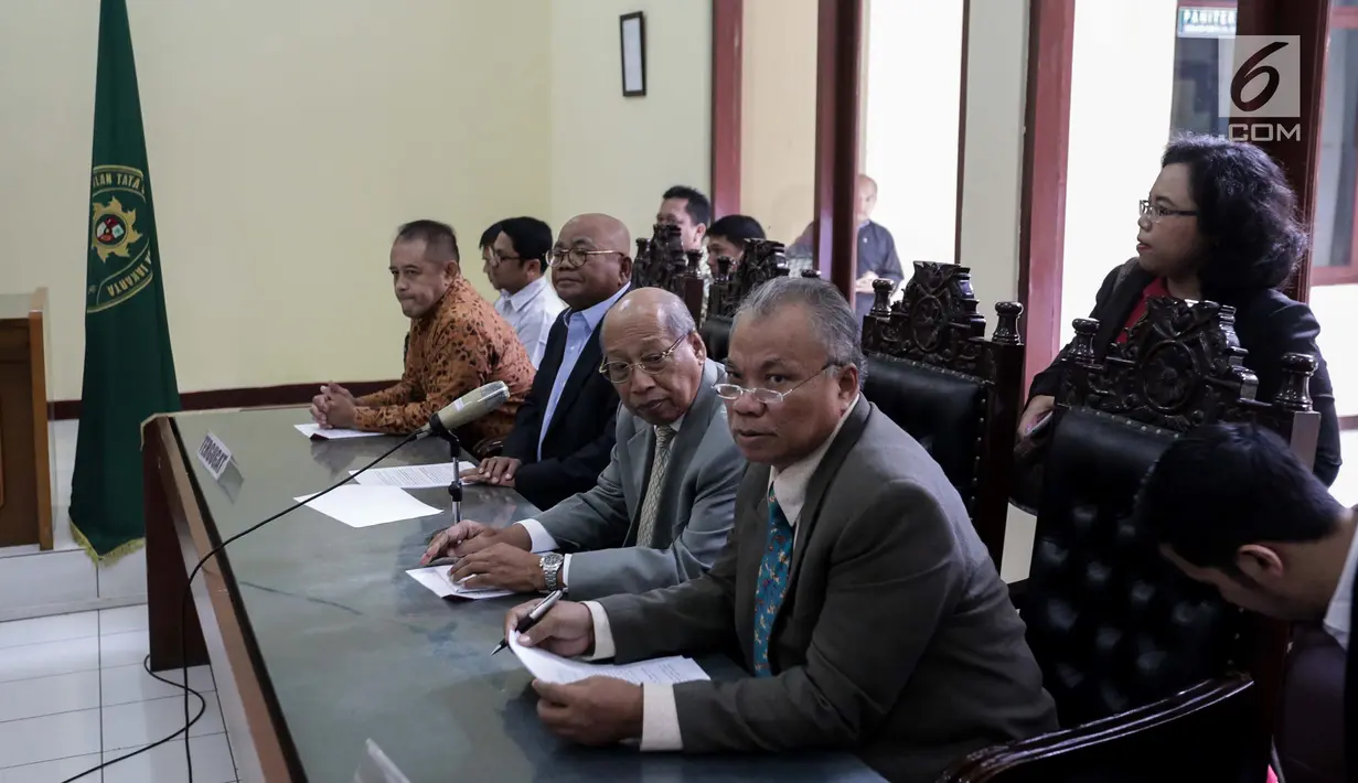 Kuasa hukum tergugat I Wayan Sudirta bersama kuasa hukum lainnya hadiri sidang gugatan HTI di PTUN, Jakarta, Kamis (11/1). HTI beralasan khilafah juga tidak termasuk paham yang dilarang Pasal 59 Ayat 4 UU Nomor 17 Tahun 2013. (Liputan6.com/Faizal Fanani)
