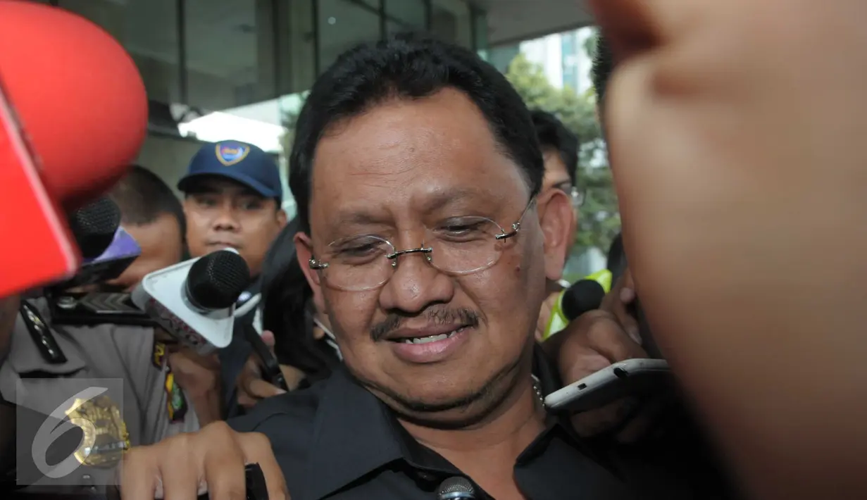 Jaksa Agung Muda Intelijen, Adi Toegarisman usai berkoordinasi dengan pimpinan KPK, Jakarta, Kamis (31/3). Kedatangan Adi untuk mengkonfirmasi pada KPK terkait OTT terhadap oknum jaksa dari Kejaksaan Tinggi DKI Jakarta. (Liputan6.com/Helmi Afandi)