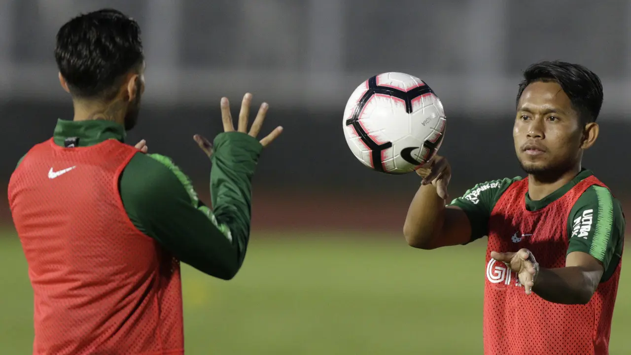 Gelandang Timnas Indonesia, Andik Vermansah, melempar bola saat latihan. (Bola.com/M. Iqbal Ichsan)