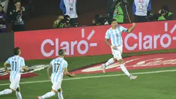 Gol Marcos Rojo menjadi pembuka pesta gol Argentina ke gawang Paraguay. (AFP PHOTO/LUIS ACOSTA)