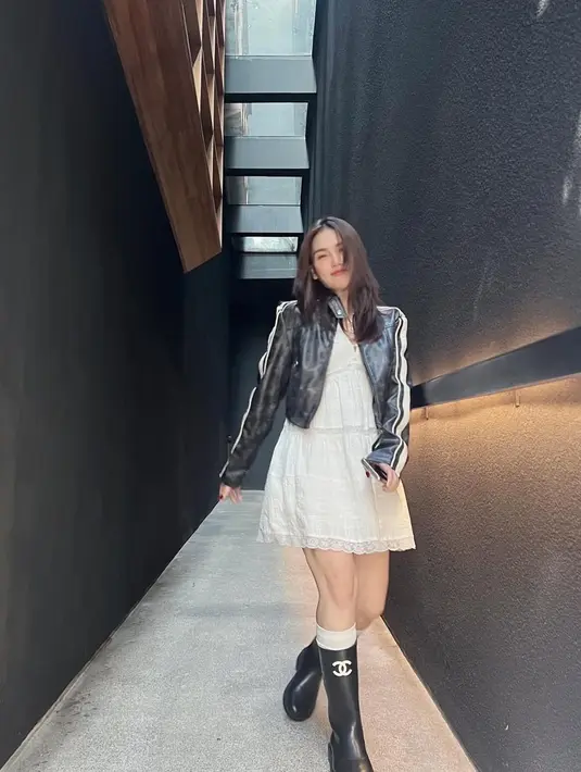 Mengenakan boots dari Chanel bikin Ayu Ting-Ting disebut sebagai Human Chanel, seperti Jennie BLACKPINK [@ayutingting92]