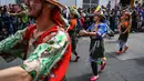 Orang-orang mengambil bagian dalam parade anak-anak "Carnavalito" selama Karnaval Hitam dan Putih di Pasto, Kolombia, Rabu (2/1). Ini juga merupakan Karnaval tertua di Amerika Selatan yang berasal dari zaman penjajahan Spanyol. (Juan BARRETO/AFP)