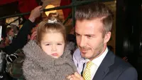 David Beckham bersama putri kecilnya, Harper Seven Beckham. (foto: gala.de)