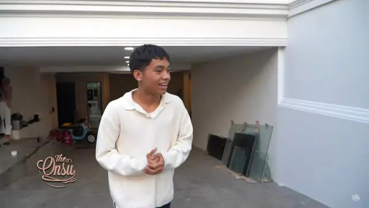 7 Potret Ruben Onsu Belikan Betrand Peto Mobil Mewah, Modal Berangkat Kuliah