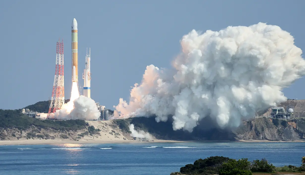 Roket "H3" generasi berikutnya Jepang, yang membawa satelit optik canggih "Daichi 3", meninggalkan landasan peluncuran di Tanegashima Space Center di Kagoshima, Jepang barat daya, Selasa (7/3/2023). Roket H3 Jepang mengalami kendala teknis setelah lepas landas pada Selasa. (Photo by JIJI Press / AFP)