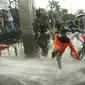 Aparat kepolisian melepaskan water canon untuk membubarkan massa aksi demo mahasiswa di depan Gedung DPR, Jakarta, Senin (11/4/2022). Mahasiswa yang tergabung dalam aliansi BEM SI menggelar unjuk rasa besar-besaran di depan Gedung DPR/MPR RI, Senin ini. (Liputan6.com/Angga Yuniar)