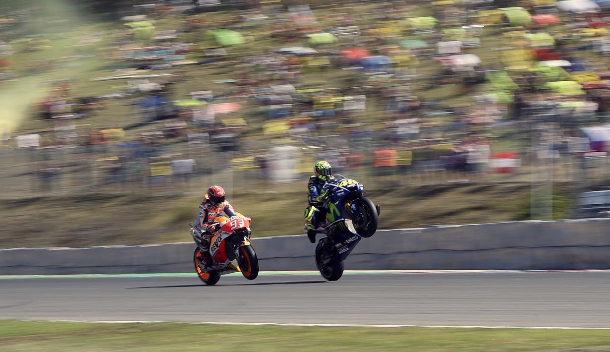 Baik Valentino Rossi dan Marc Marquez sama-sama sosok pembunuh ketika sudah berada di atas motor. (Foto: AFP/Michal Cizek)