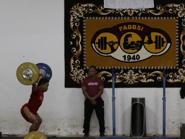Atlet Pelatnas angkat besi saat latihan di Wisma Kwini, Jakarta, Senin (30/9). Latihan tersebut dalam rangka persiapan jelang Sea Games 2019 di Filipina. (Bola.com/M Iqbal Ichsan)