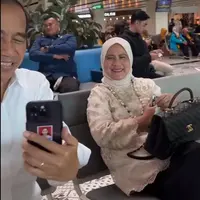 Lihat di sini tampilan Iriana Jokowi dengan tas mewah saat naik pesawat komersial bareng Jokowi. [@jokowi].