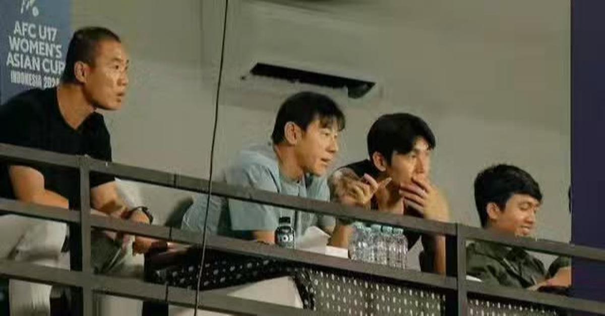 Potret Shin Tae-yong Nonton Liga 1 Bersama Staf, Ternyata 3 Hari Sebelumnya PSSI Sudah Wawancara Pelatih Baru