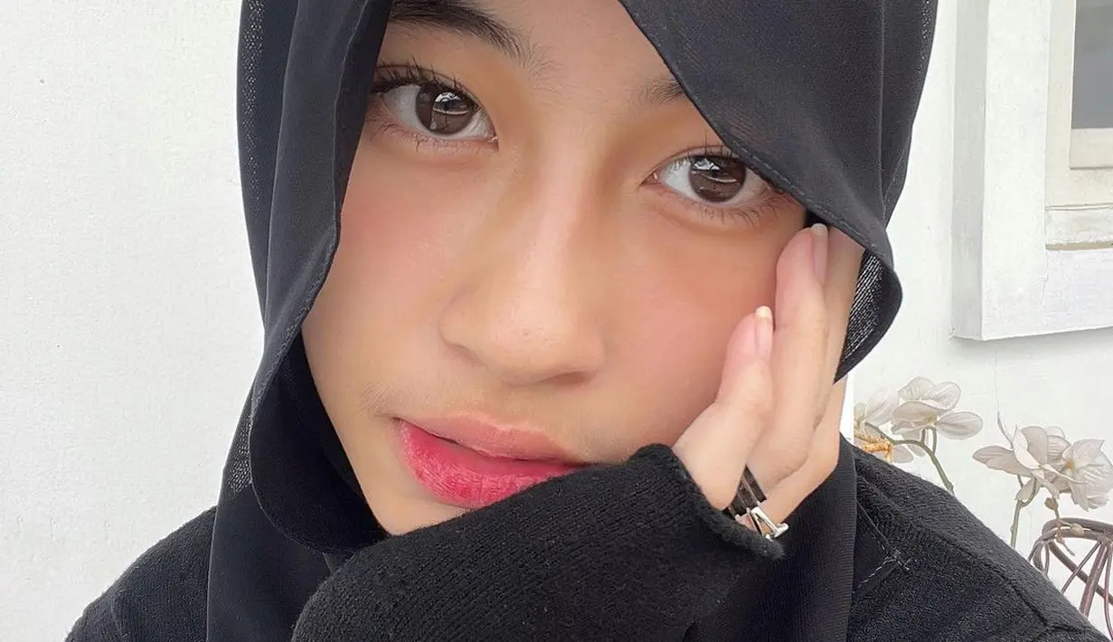 Nama Adiba Khanza sedang banyak dibicarakan. Kabarnya, putri dari Umi Pipik ini akan segera menikah dengan sang kekasih Egy Maulana Vikri. Adiba Khanza merupakan anak sulung dari Umi Pipik dan alm. Jefri Al Buchori. Ia memiliki paras cantik memesona dan sikap yang dikenal santun. [Foto: Instagram/adiba.knza]