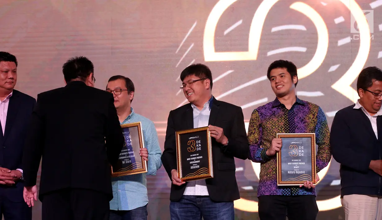 Perwakilan tenant menerima apresiasi pada acara national tenant gathering dalam rangka ulang tahun ke-30, Lippo Malls di Senayan, Jakarta, Kamis (28/2). Kegiatan tersebut mengusung 3 DEKADE. (Liputan6.com/Fery Pradolo)