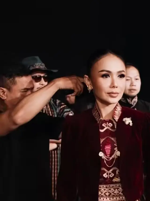 Gaya Yuni Shara di Peluncuran Video Musik “Save Our World” Karya SBY