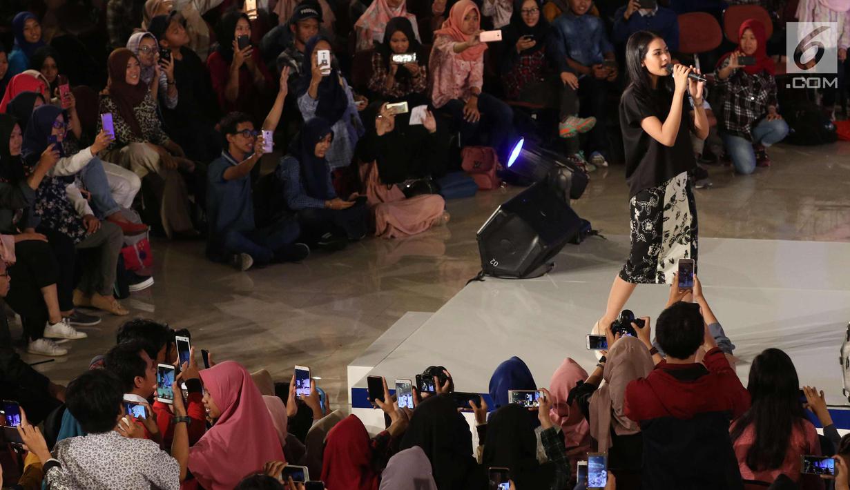 Artis Maudy Ayunda saat menghibur penonton EGTC 2017 di Universitas Gadjah Mada, Yogyakarta, Rabu (1/11). EGTC 2017 berlangsung dua hari pada Selasa 31 Oktober 2017 dan Rabu 1 November 2017. (Liputan6.com/Helmi Afandi)
