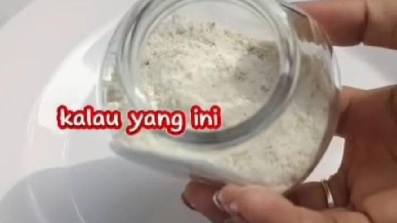<b>Masukkan Sisa Tepung ke Gelas</b><br>