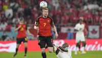Gelandang Belgi, Kevin De Bruyne mengejar bola saat bertanding melawan Kanada pada pertandingan grup F Piala Dunia 2022 Qatar di Stadion Ahmad Bin Ali di Doha, Qatar, Kamis (24/11/2022). Belgia menang tipis atas Kanada 1-0.  (AP Photo/Darko Bandic)