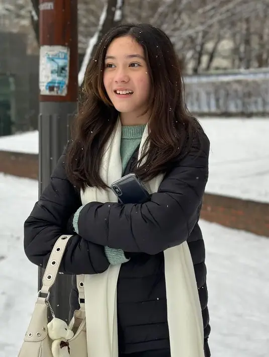 <p>Mikha terlihat begitu cantik natural dengan wajah polosnya saat bermain salju. Bahkan, anak Nafa Urbach ini juga kerap disebut mirip artis Korea. [Instagram/nafaurbach]</p>