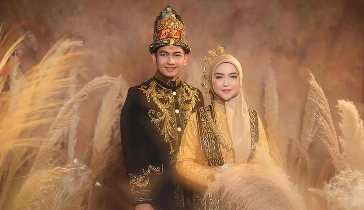 Selain pakaian serba merah, ada satu lagi nih pakaian yang dikenakan Ricis dan Ryan. Kali ini Teuku Ryan memakai baju adat Aceh yang disebut Linto Baro. (Instagram/fdphotography).