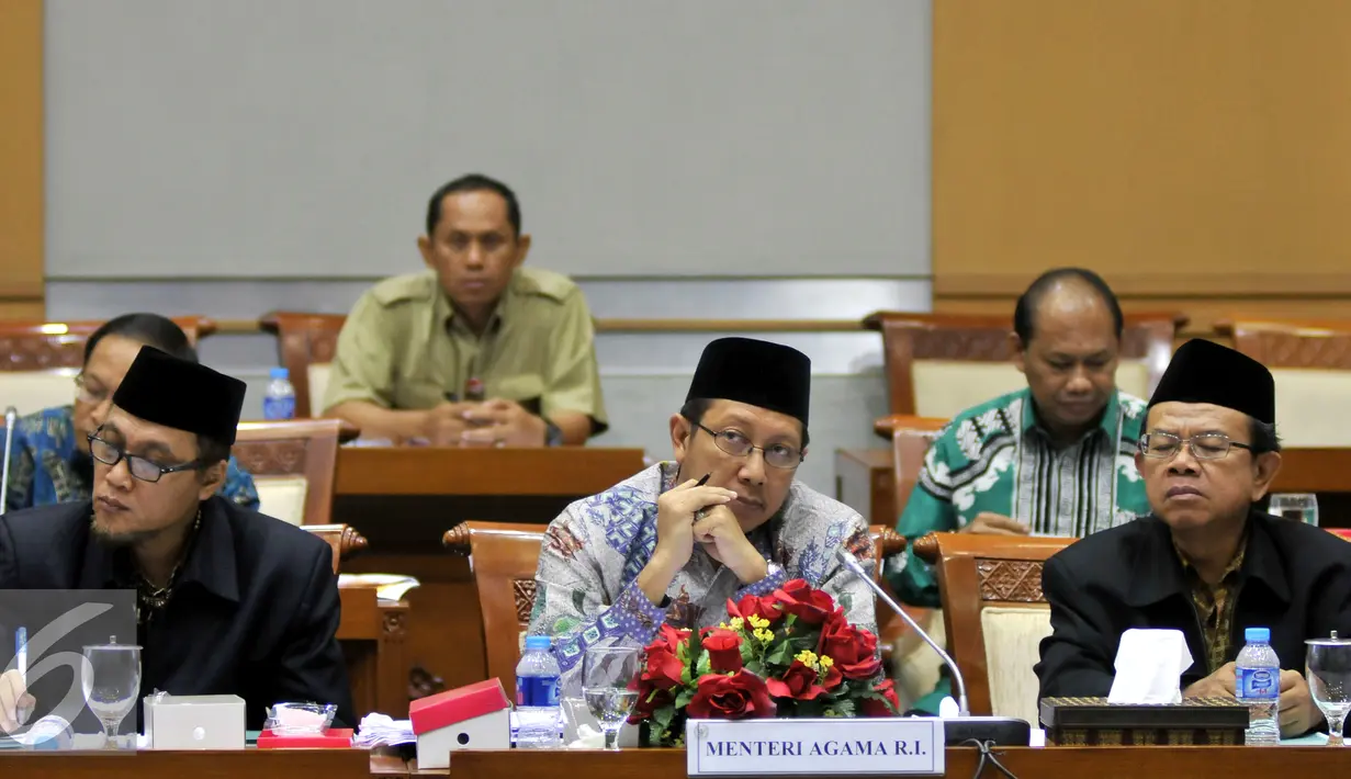 Menteri Agama Lukman Hakim (tengah) mengikuti rapat kerja dengan Komisi VIII DPR di Kompleks Parlemen, Jakarta, Rabu (9/9/2015). Rapat itu membahas Rencana Kerja & Anggaran Kementerian Lembaga (RKAKL) Kemenag Tahun 2016.(Liputan6.com/Johan Tallo)