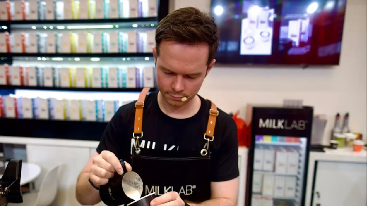 Dalam rangkaian acara World of Coffee 2025, yang berlangsung di Jakarta pada  Anthony Douglas, Winner of World Barista Championship 2022 yang juga MilkLab Global Ambassador memberikan meracik kopi dengan susu plant based. (Dok: